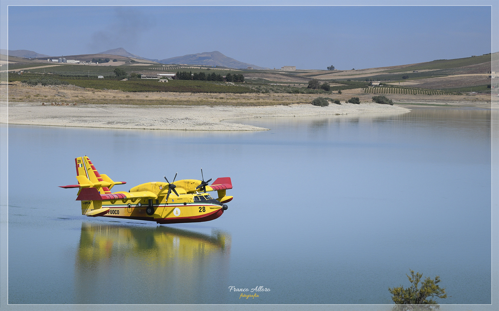 Canadair sul lago arancio