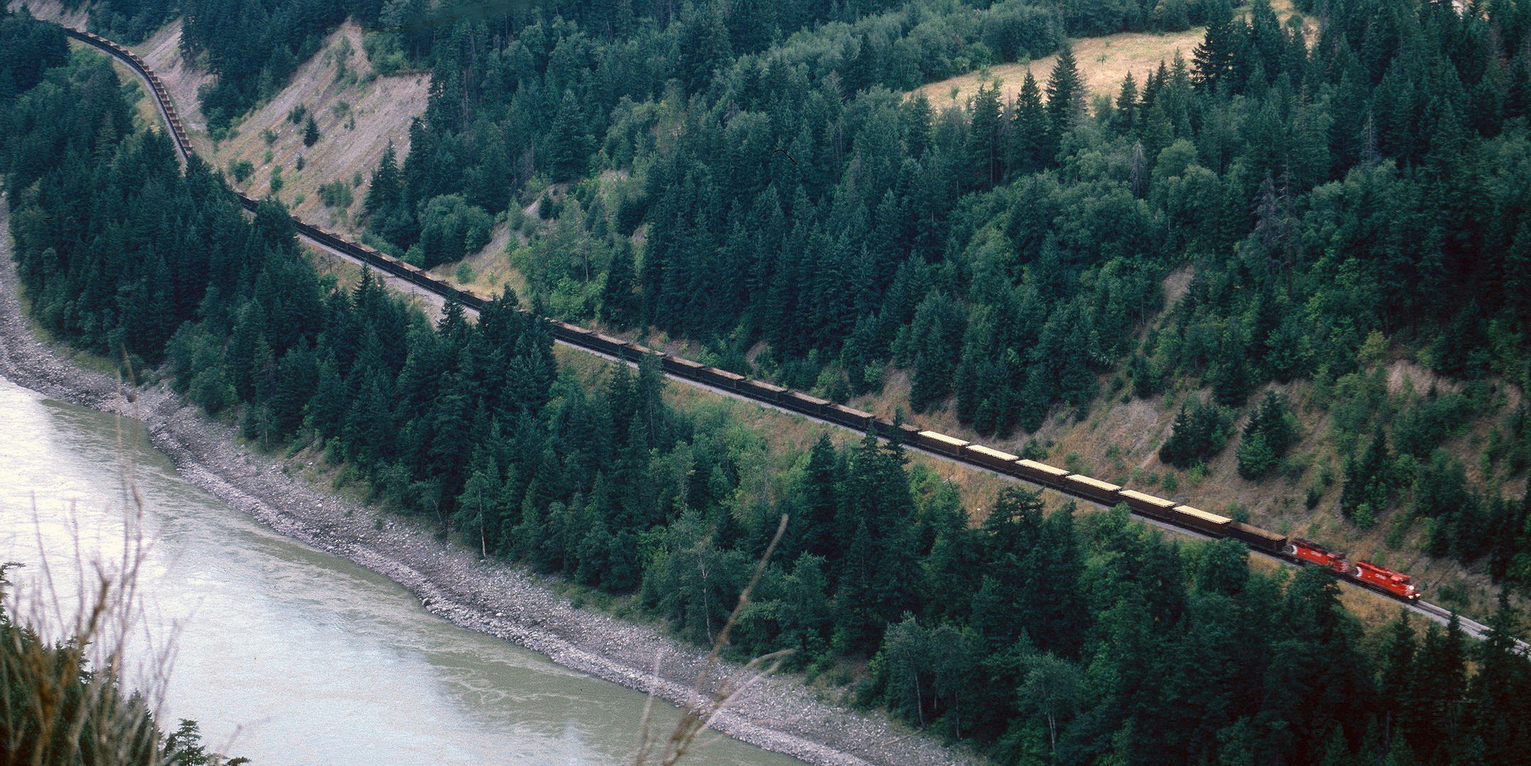 Canadian Pacfic-Schwefelzug mit über 100 Gondolas, Frazer Canyon 1984