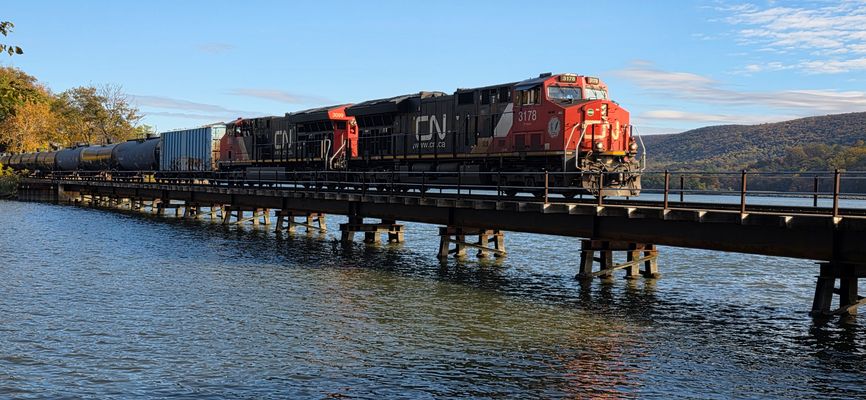 Canadian Train ( Hudson Valley)