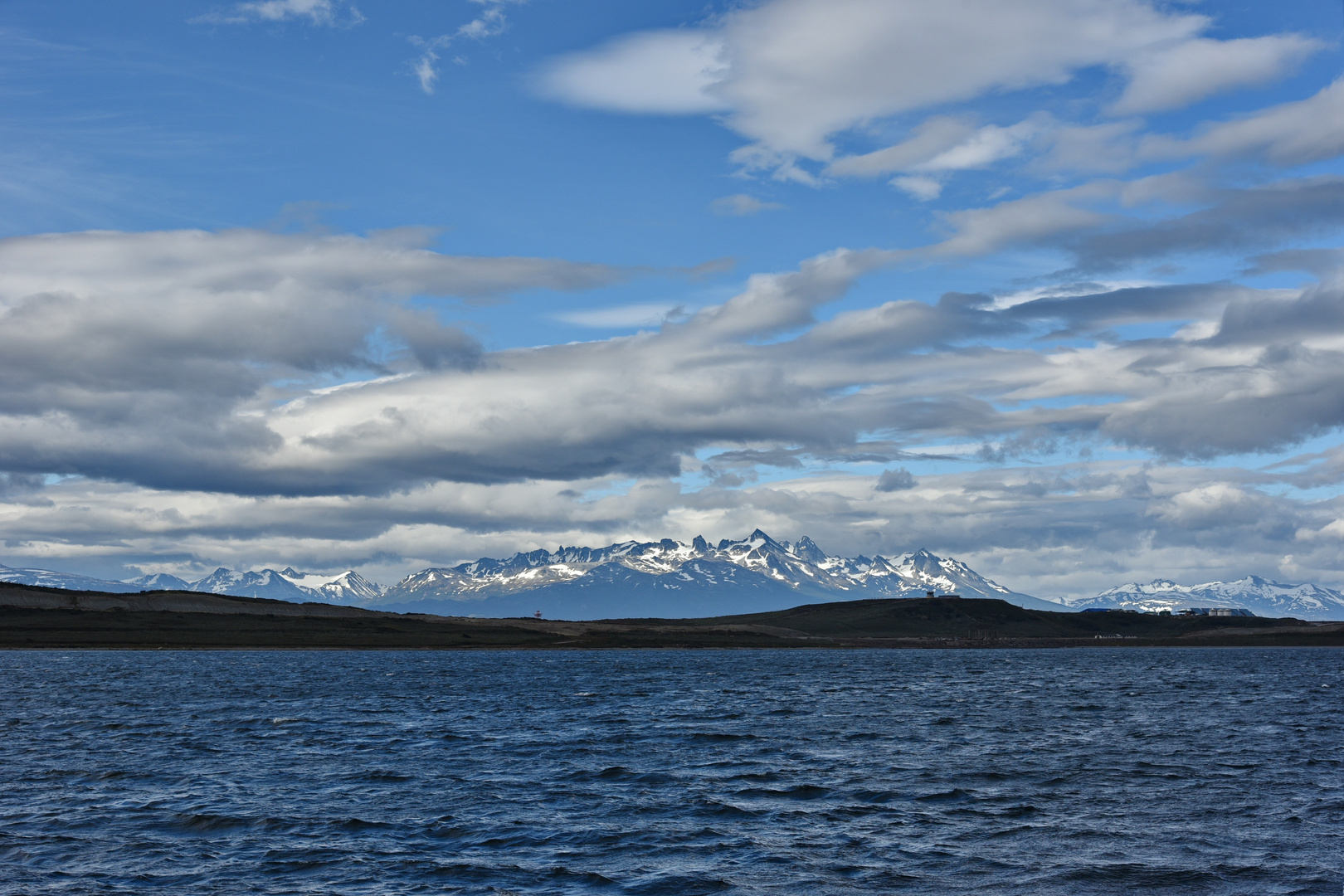 Canal Beagle 03 con Cordillera Darwin