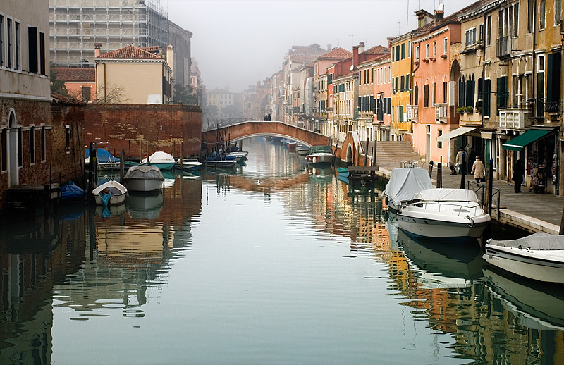 Canal con niebla