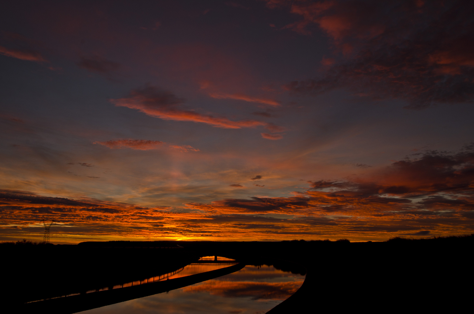 Canal de Monegros, reflejos del amanecer.