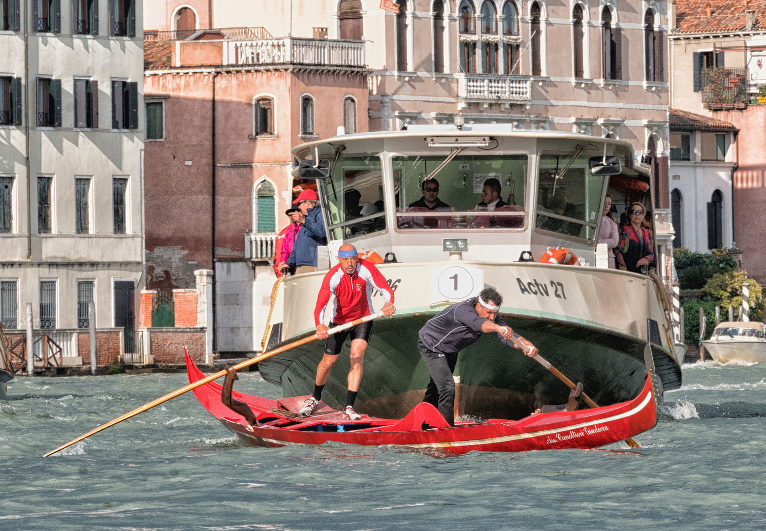 Canal Grande: Near miss