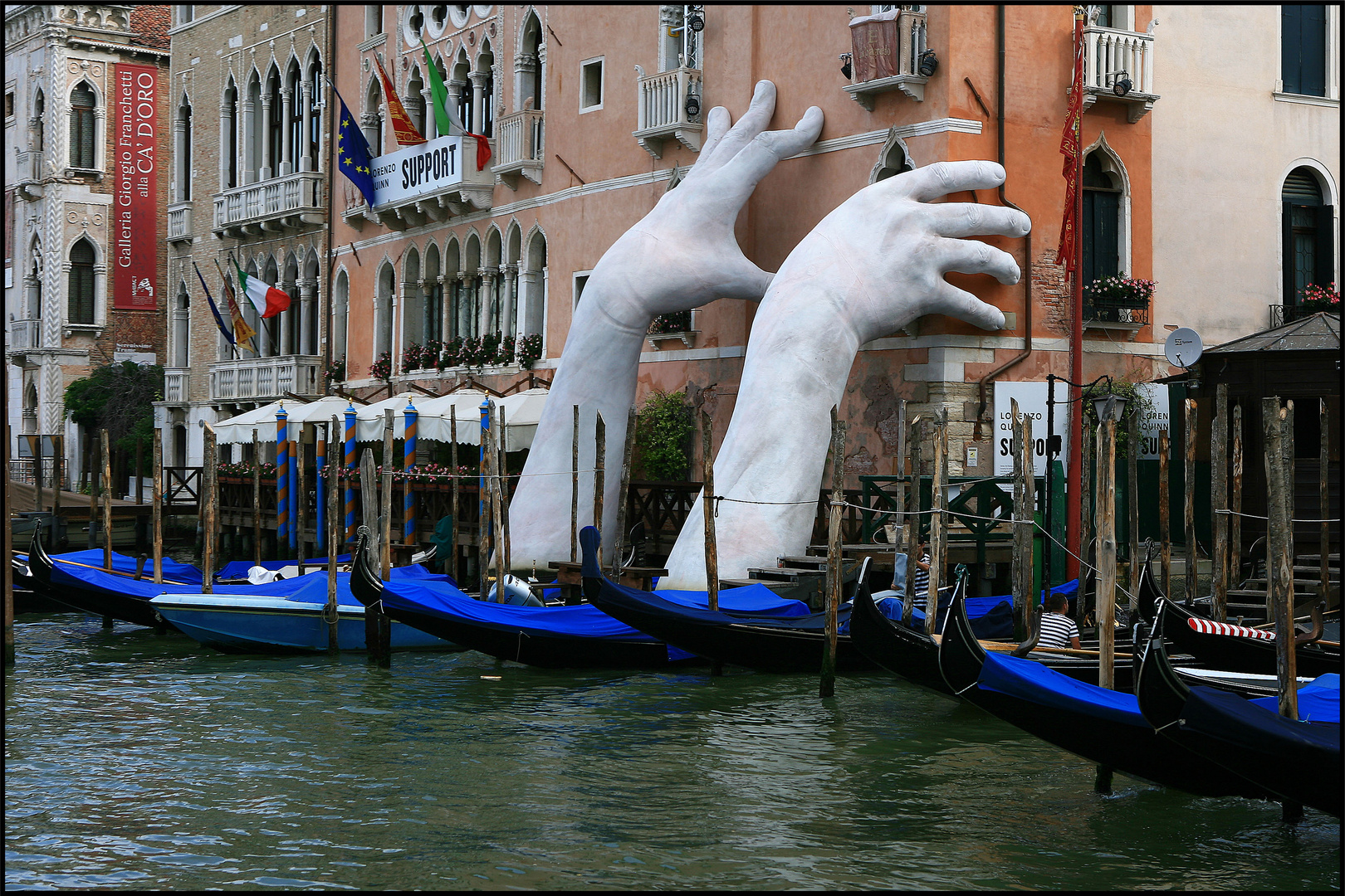 Canal Grande, stützende Hände