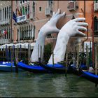 Canal Grande, stützende Hände