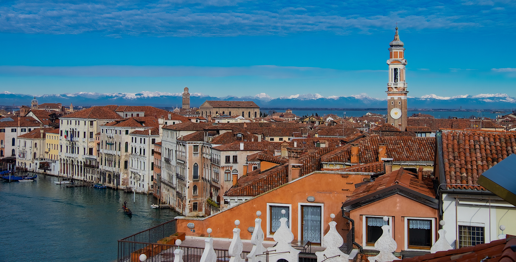 Canal Grande und schneebedeckte Berge