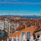 Canal Grande und schneebedeckte Berge