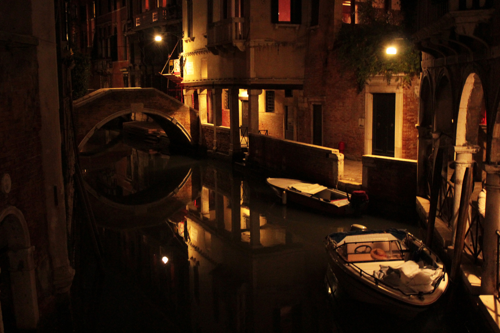 Canal Veneciano nocturno