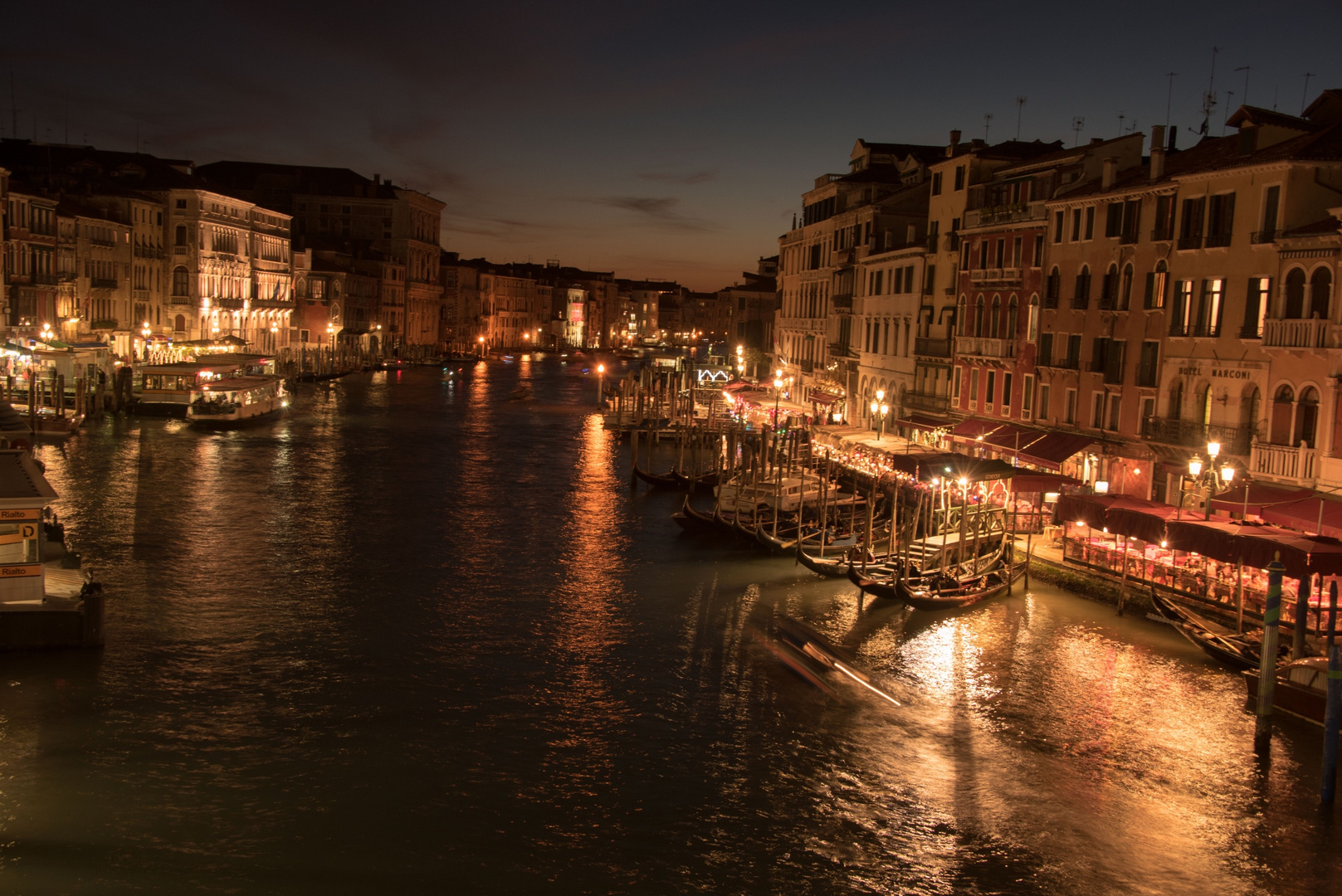 Canale Grande in Venedig am Abend
