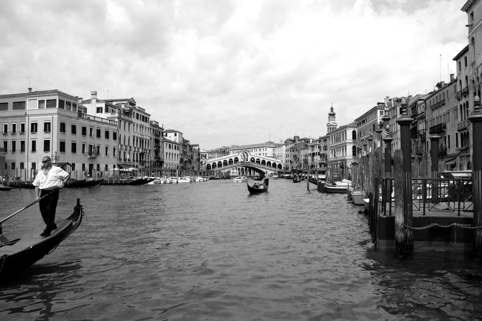 Canale Grande mit der Rialto-Brücke (s/w)