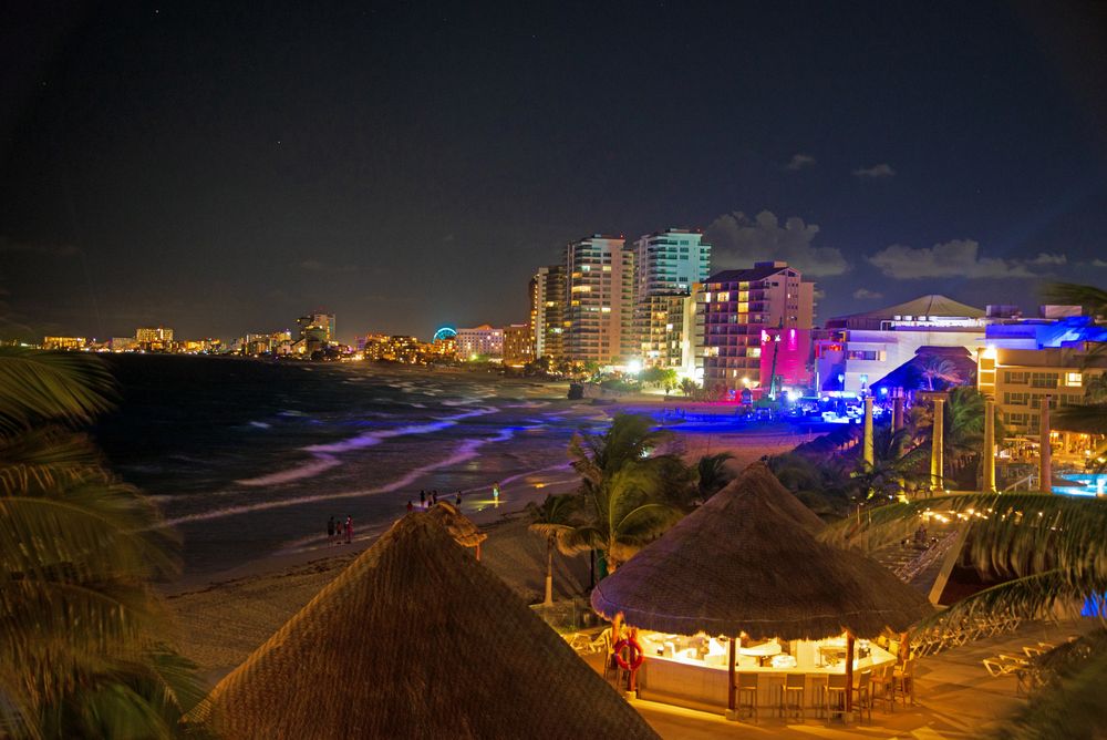 Cancun in der Nacht.