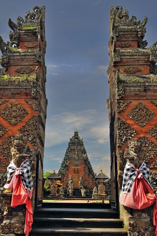 Candi Bantar gate to Pura Puseh Batuan