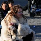 cane al calduccio della pelliccia della padrona