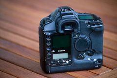 Canon 1D Mark II - b