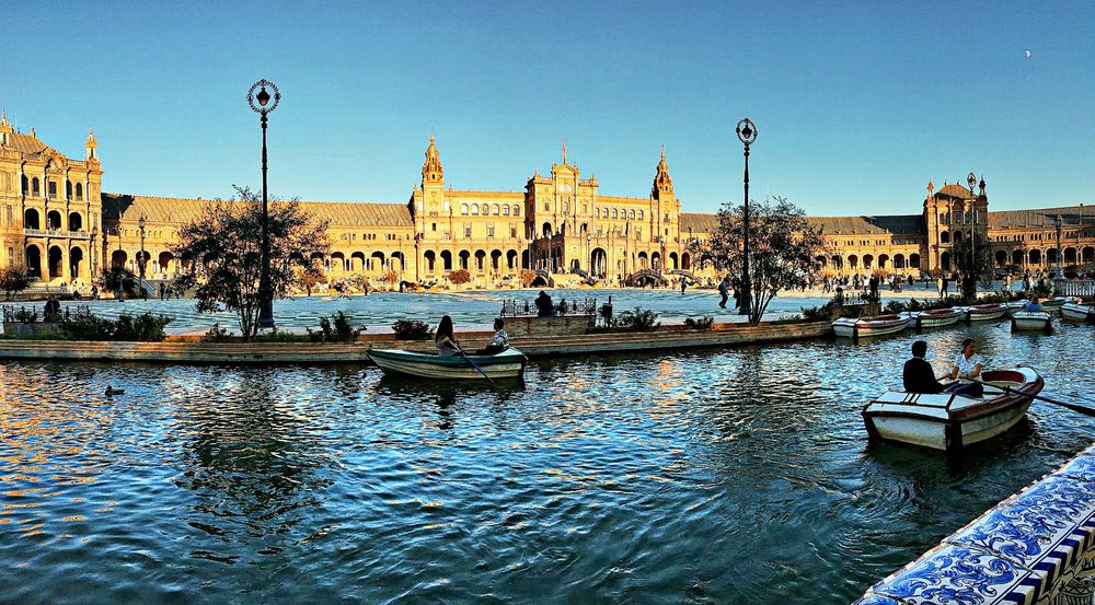 Canotage sur la place d'Espagne à Séville