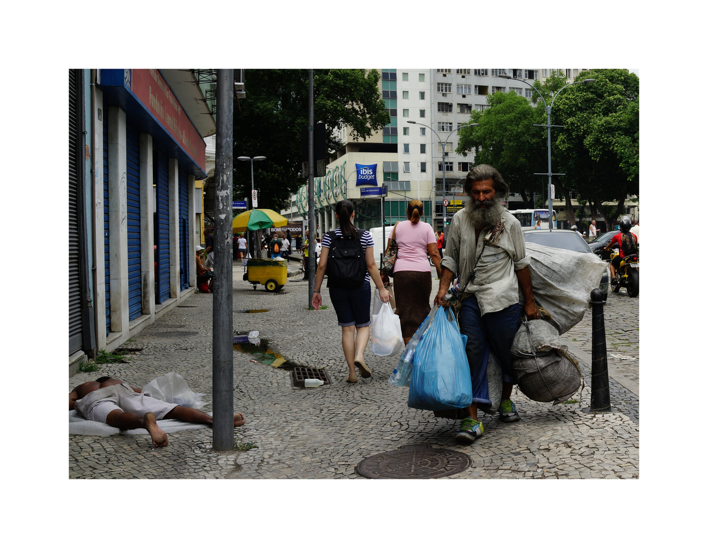 CANS COLLECTOR IN RIO DE JANEIRO