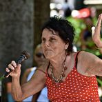 cantante  en el parque 05