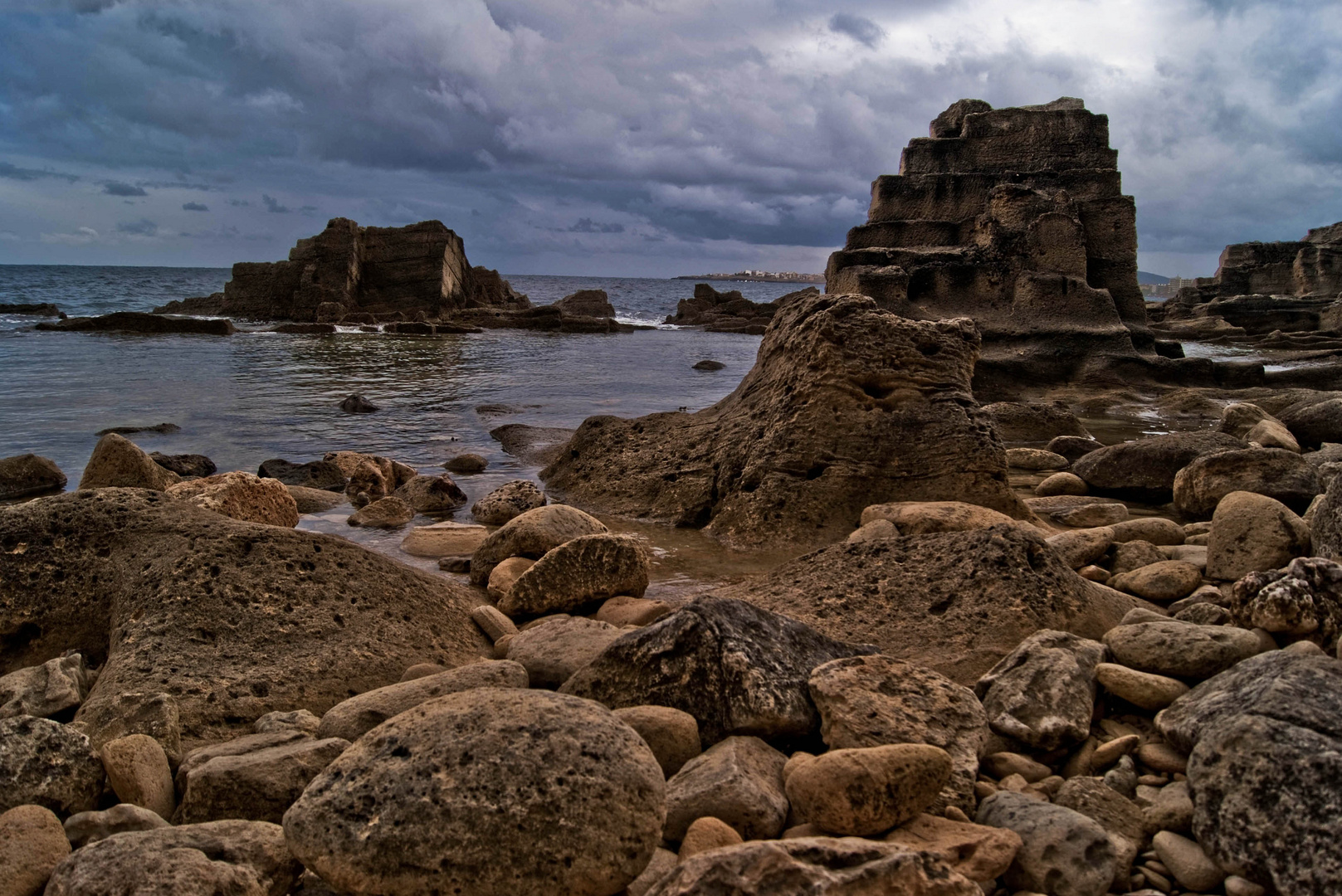 cantera de piedra junto al mar