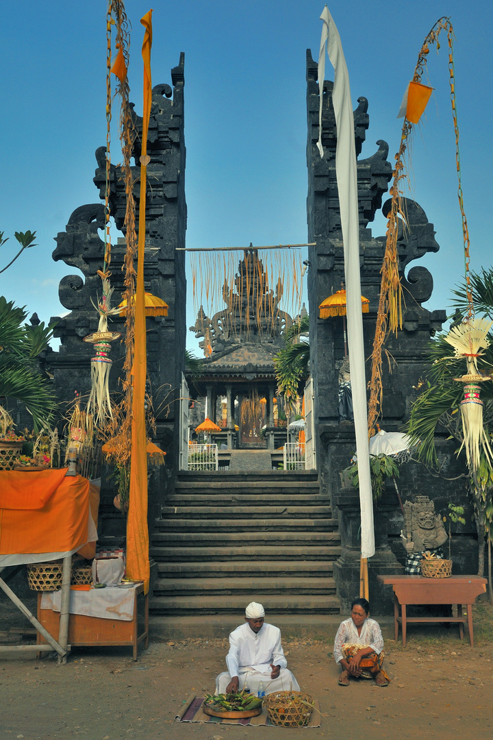 Canti Bentar gate to Pura Ponjok Batu