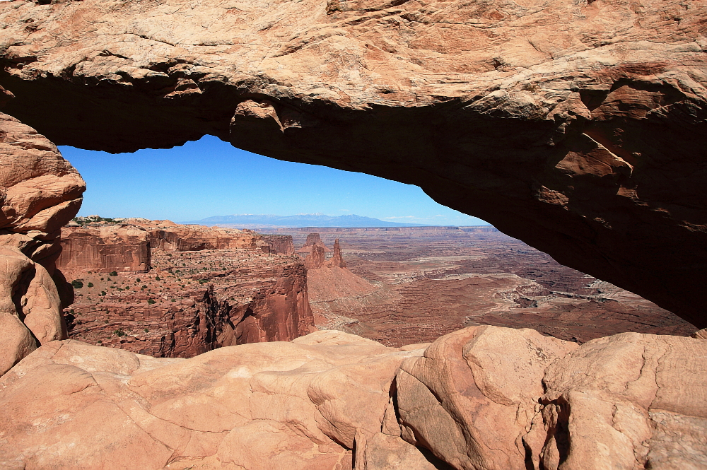 Canyonlands durch den Mesa Arch gesehen