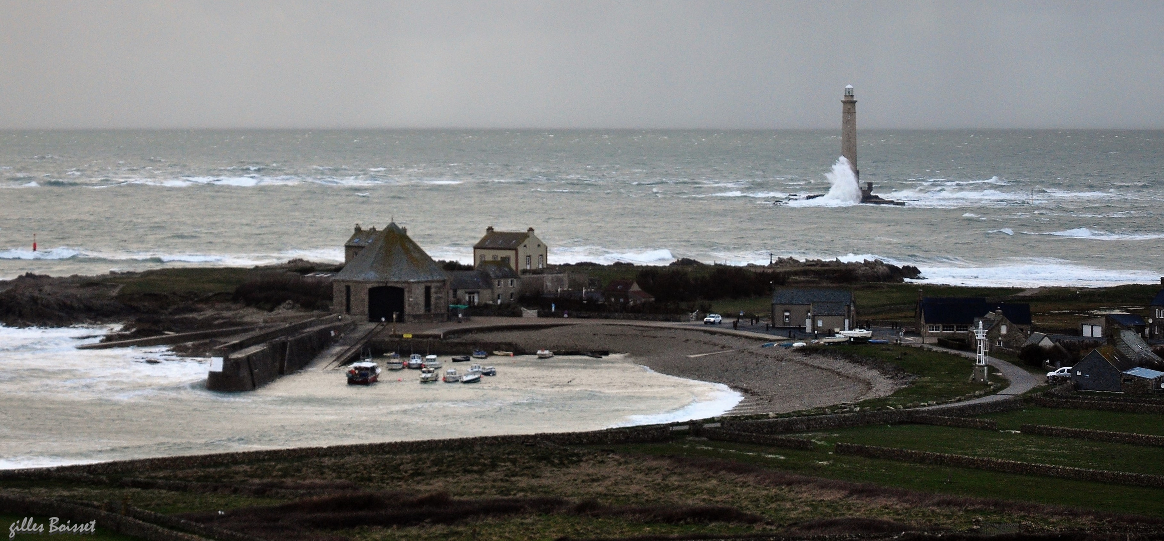 Cap de la Hague le phare et le port de Goury par vent de noroit