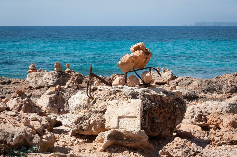 Cap de Ses Salines - Steinmännchen und Strandgut