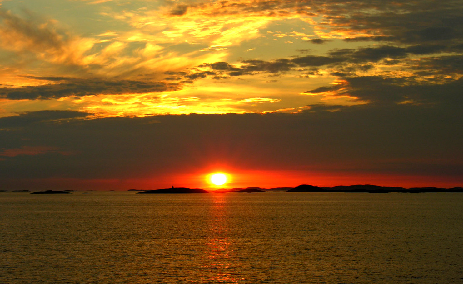 Cap Nord , le soleil ne se couche jamais ( en Juin , Juillet )