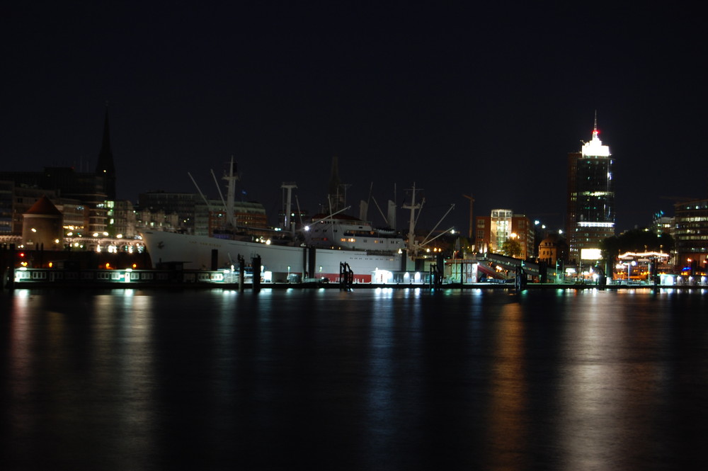 Cap San Diego an der Überseebrücke