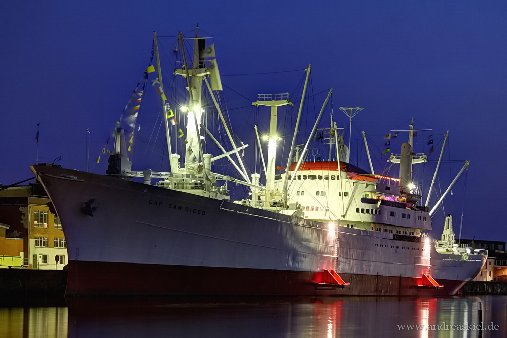 ... Cap San Diego at night ...