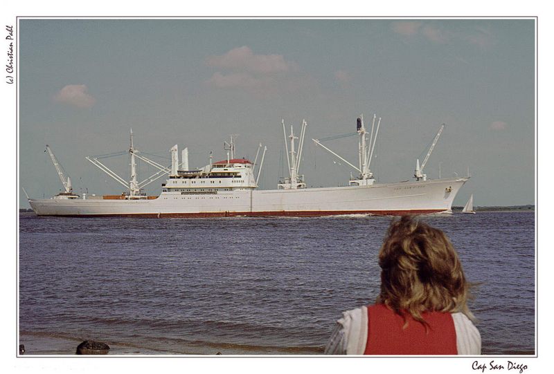 "Cap San Diego" auf der Elbe - 1973