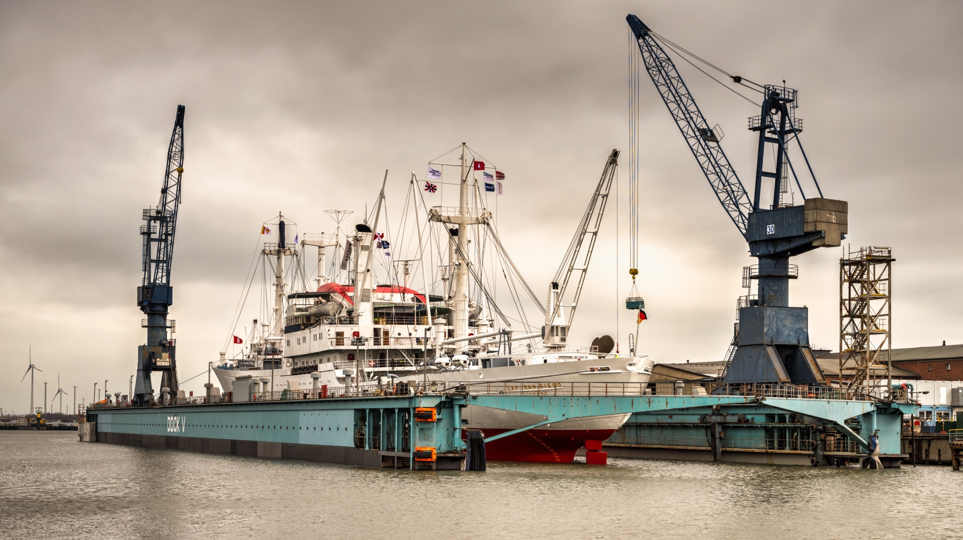 Cap San Diego - Ausdocken in Bremerhaven (2)