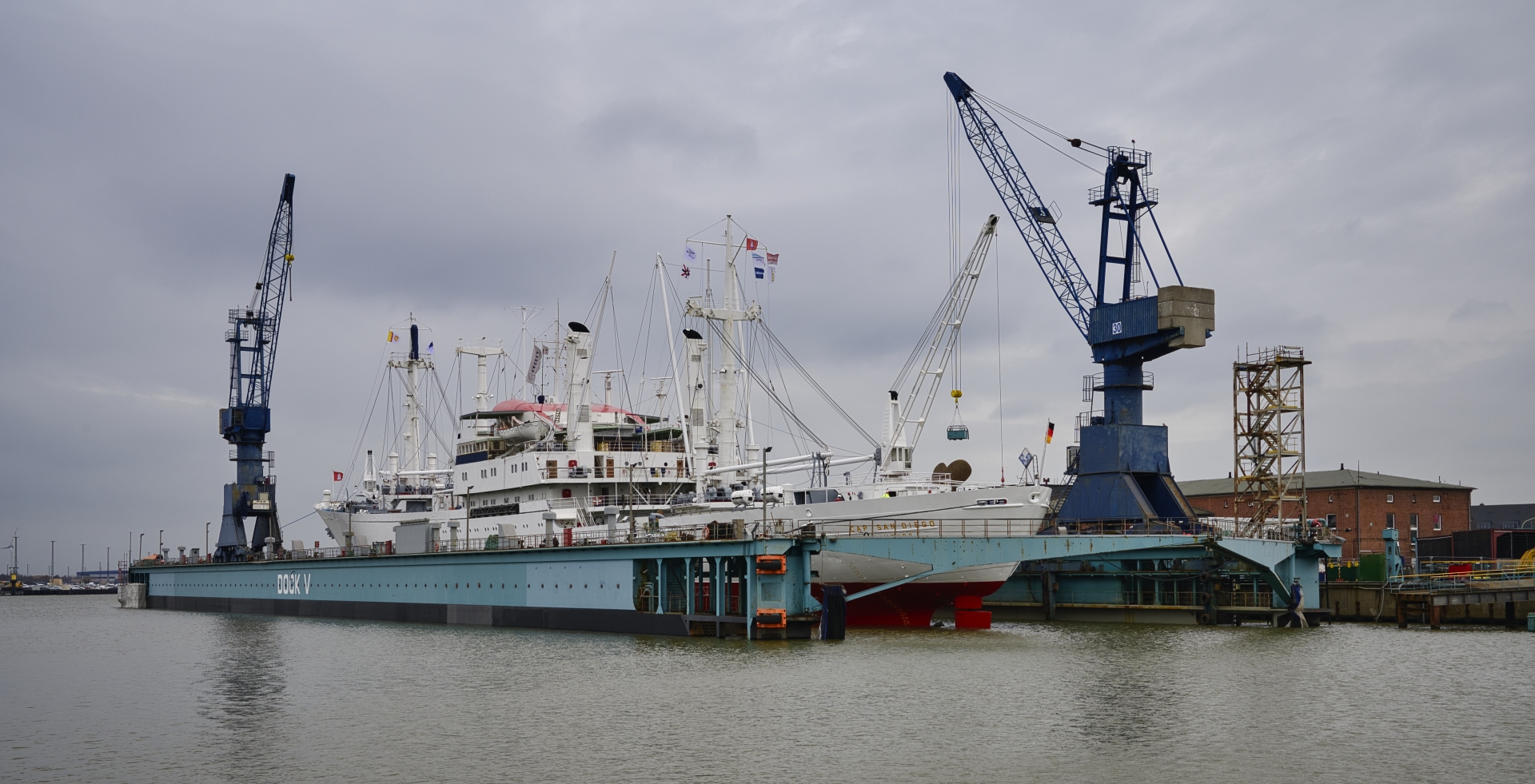 Cap San Diego - Ausdocken in Bremerhaven