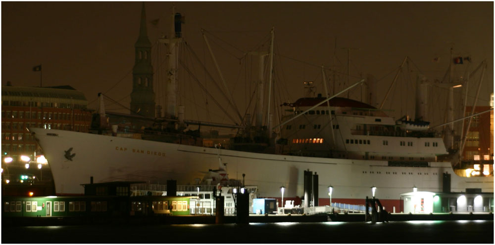 Cap San Diego bei Nacht