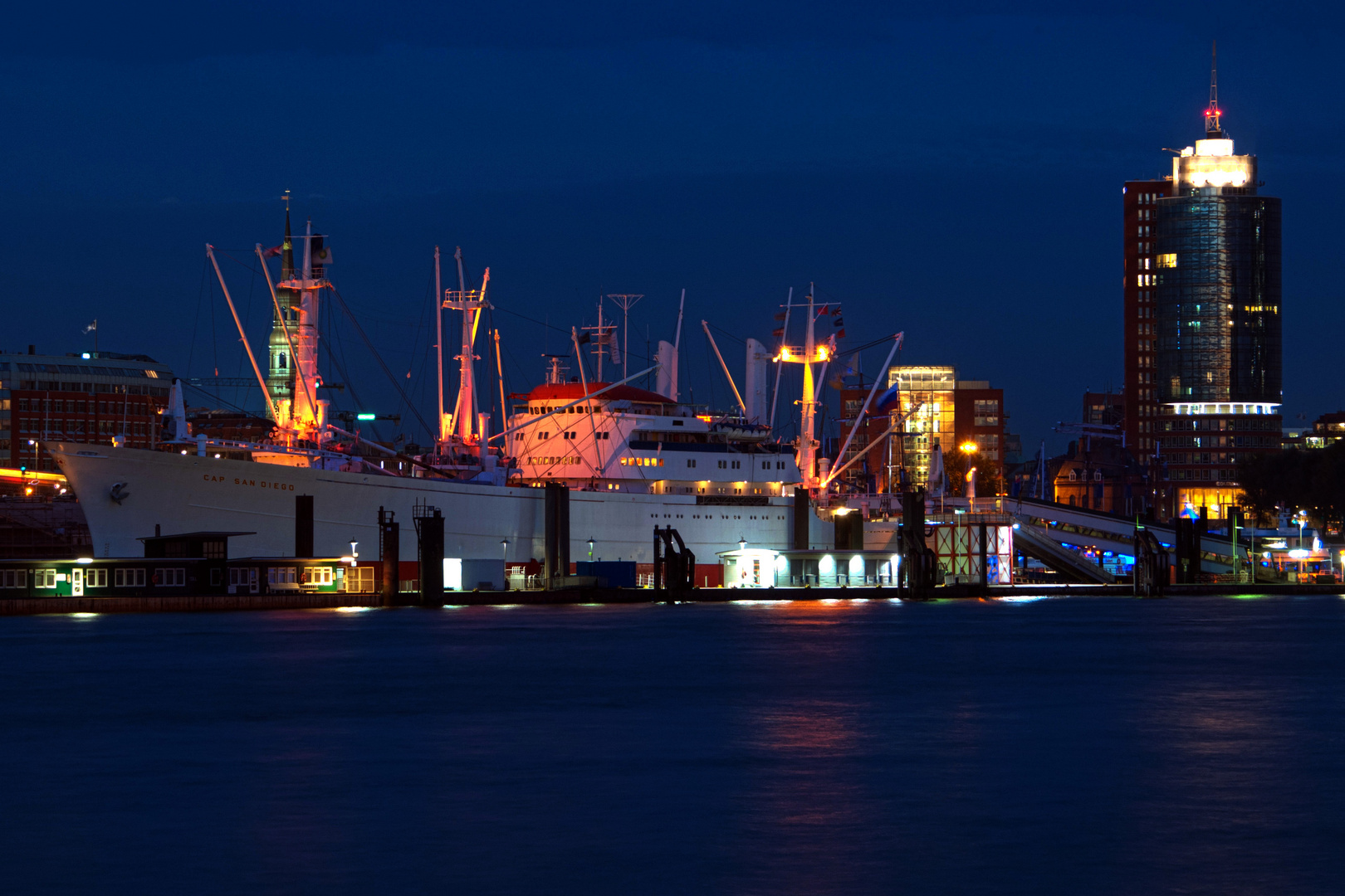 Cap San Diego bei Nacht