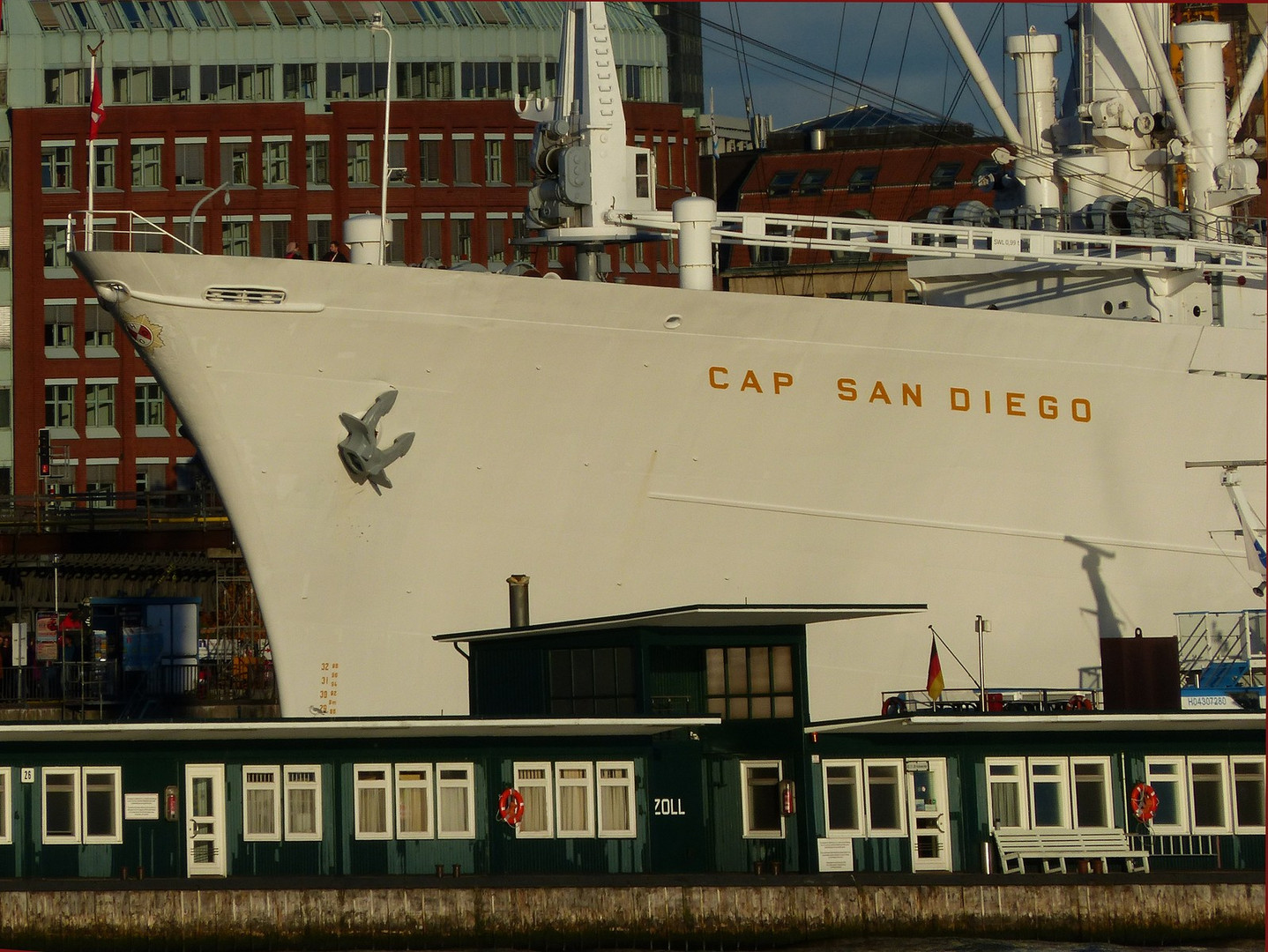 Cap San Diego bei Sonnenuntergang