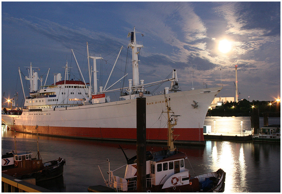 Cap San Diego bei Vollmond