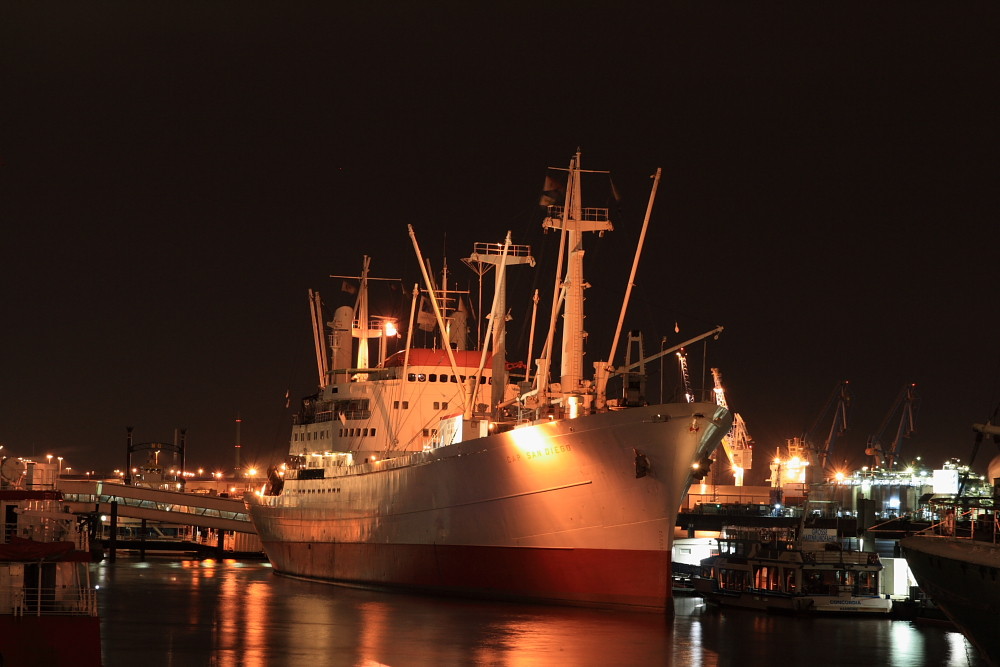 Cap San Diego im Hamburger Hafen bei Nacht