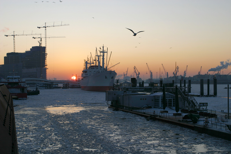 Cap San Diego im Hamburger Hafen II