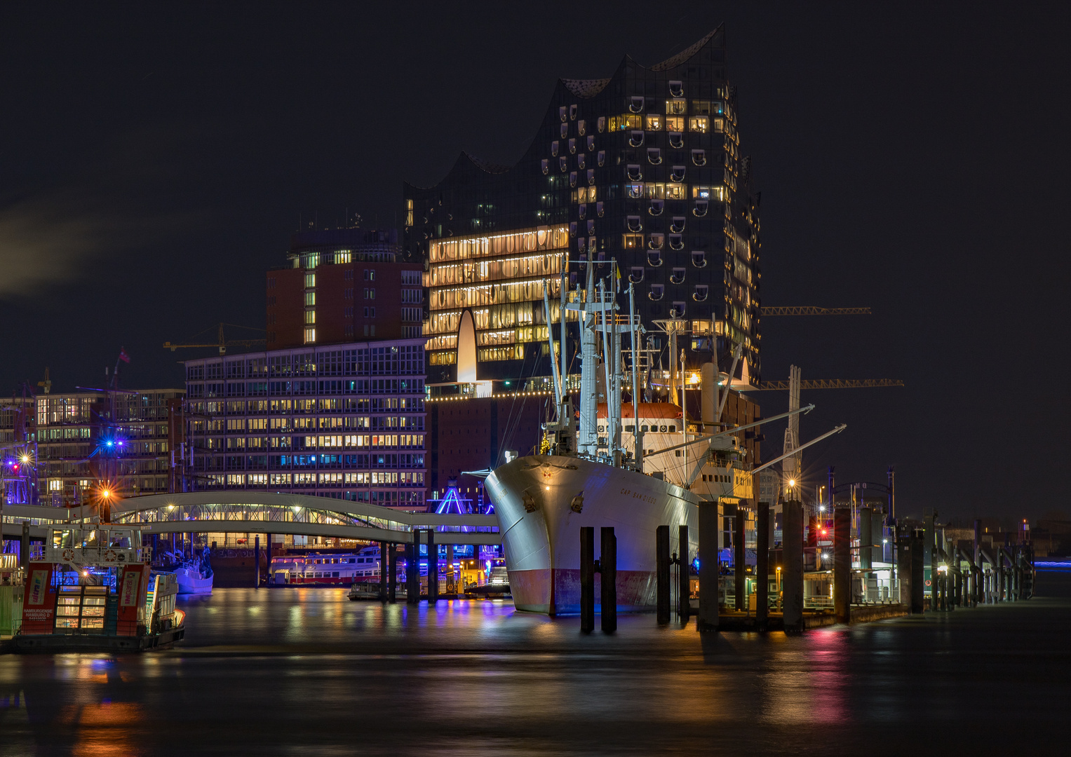 Cap San Diego mit Elbphilharmonie