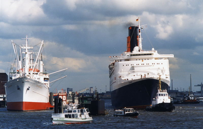 Cap San Diego mit QE2 an der Überseebrücke in Hamburg