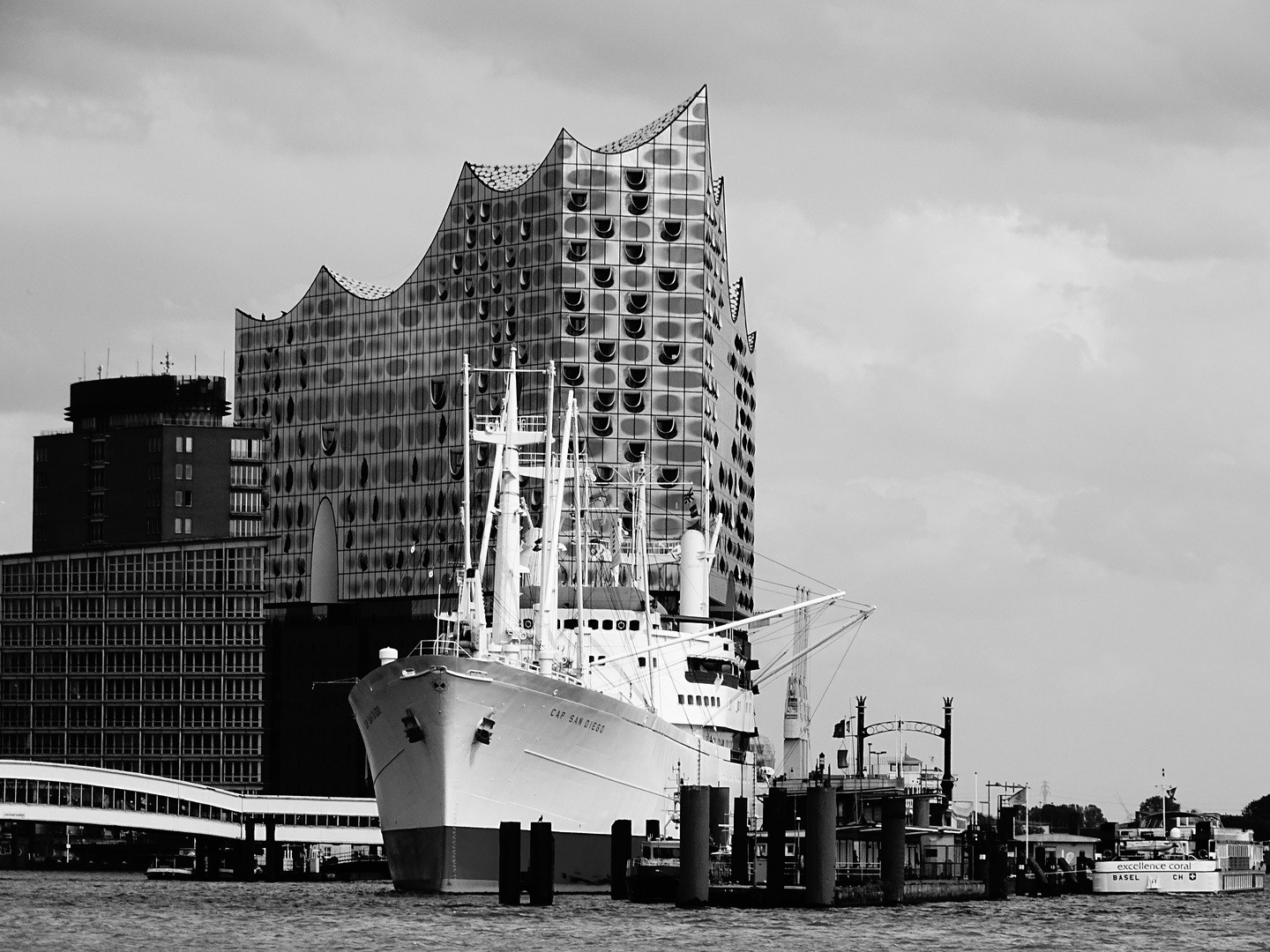 Cap San Diego Museumsschiff vor Elbphilharmonie