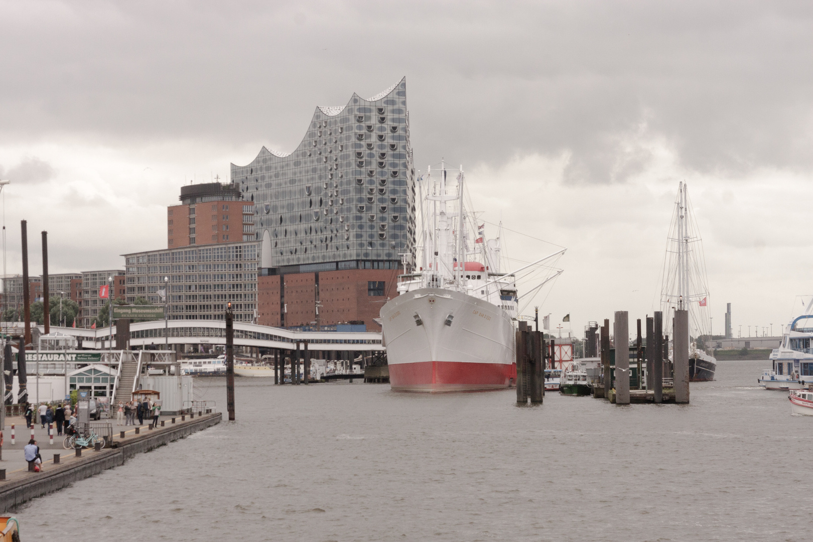 Cap San Diego vor der Elbphilharmonie