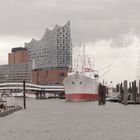 Cap San Diego vor der Elbphilharmonie