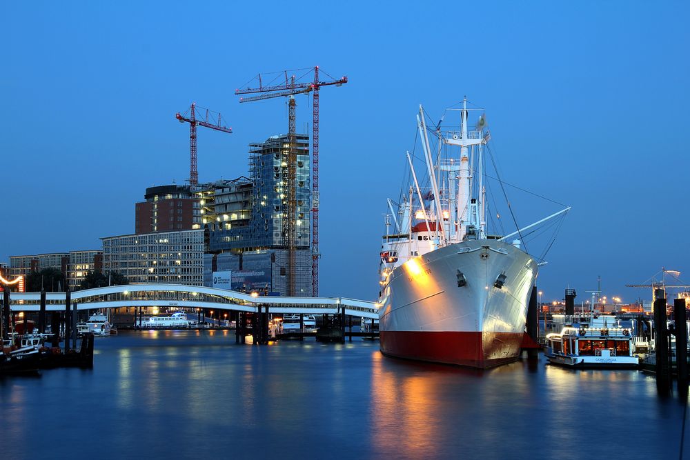 Cap San Diego vor Elbphilharmonie