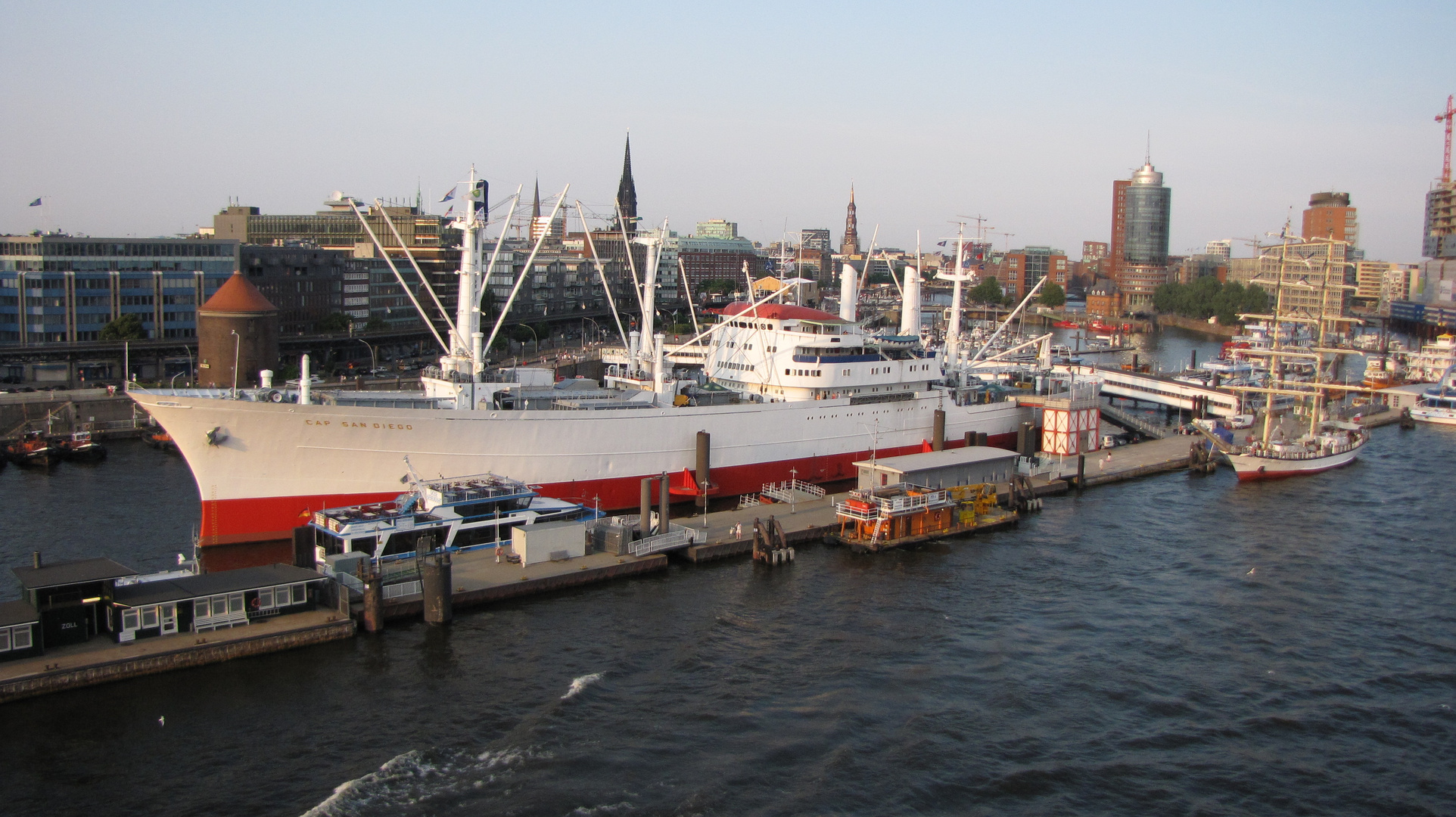 "Cap SanDiego" im Hamburger Hafen