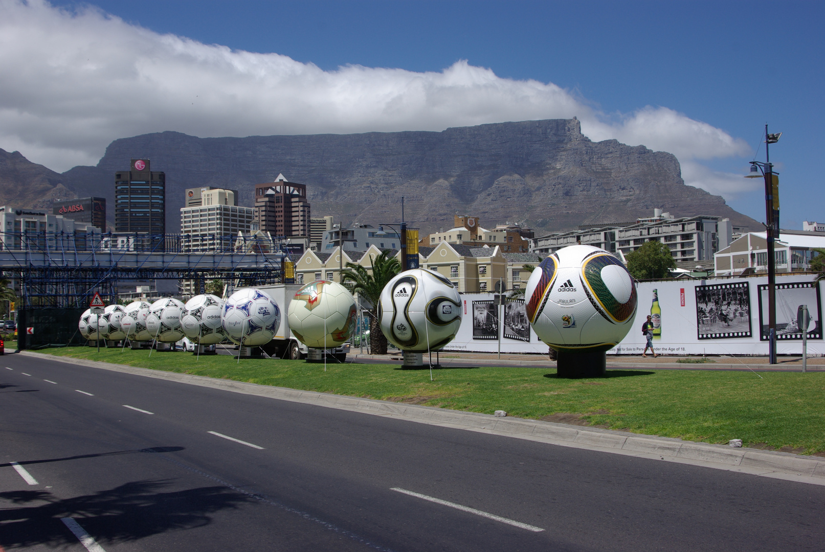 CAPE TOWN BEREITET SICH AUF DIE FUSSBALL WM 2010 VOR !!