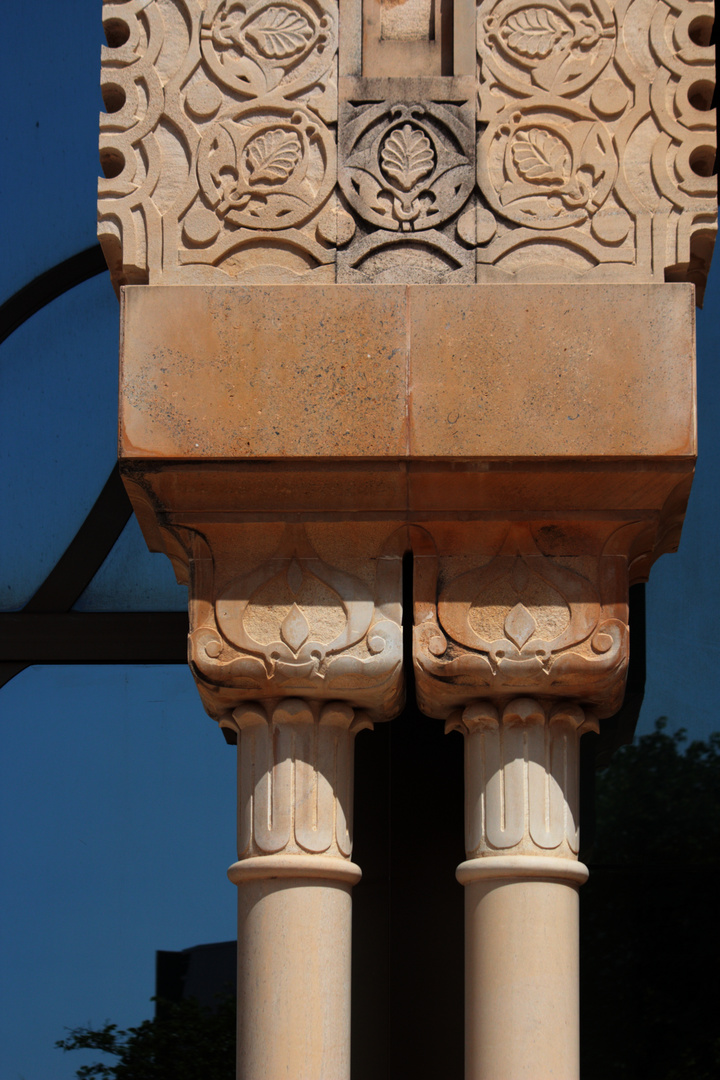 capiteles en edificio de cristal