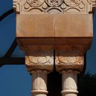 capiteles en edificio de cristal