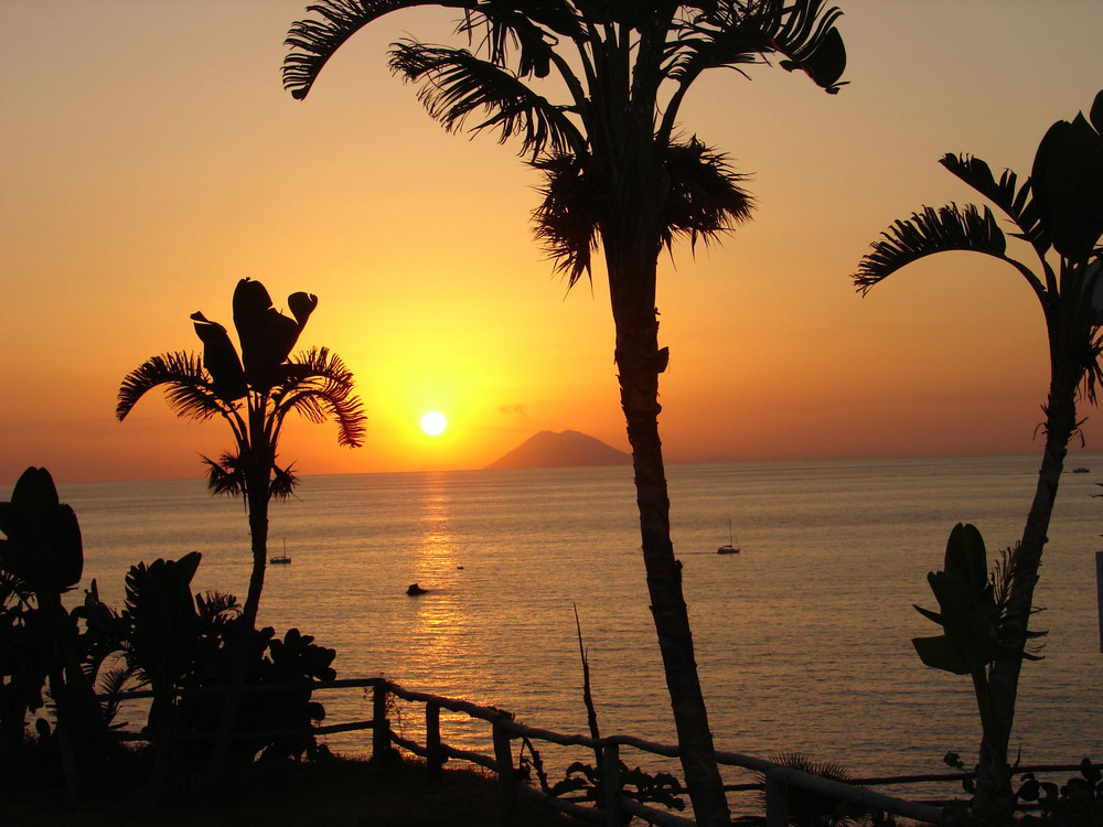 Capo Vaticano - Ricadi - (Vibo V) - Il tramonto con lo Stromboli (Eolie) - [da ColoridiCalabria.it]