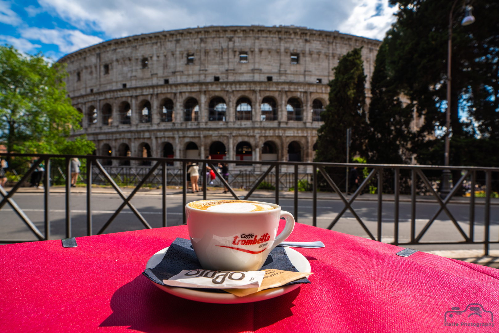 Cappuccino mit Blick auf das Kolosseum